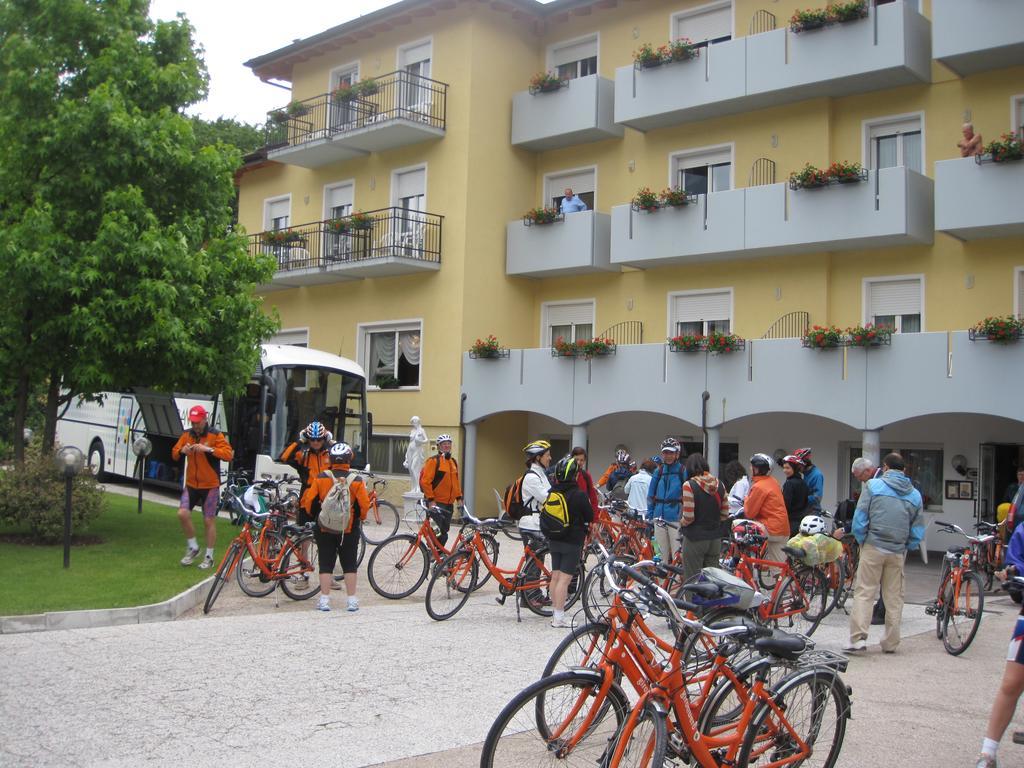 Hotel Daniela Levico Terme Exteriör bild