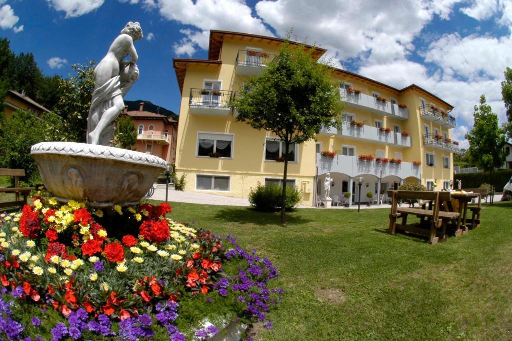 Hotel Daniela Levico Terme Exteriör bild
